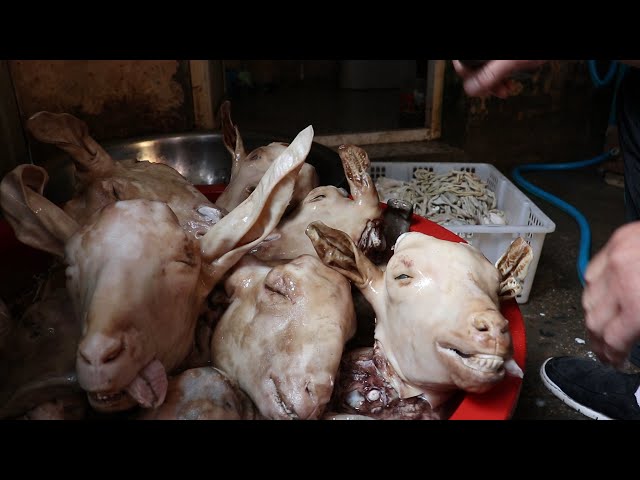 河南乡镇40年熟食摊,羊头25一斤,二斤半的烧鸡35一个,供不应求